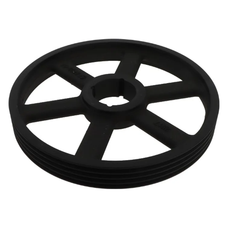 Vierrillige Keilriemenscheibe aus Grauguss vor weißem Hintergrund